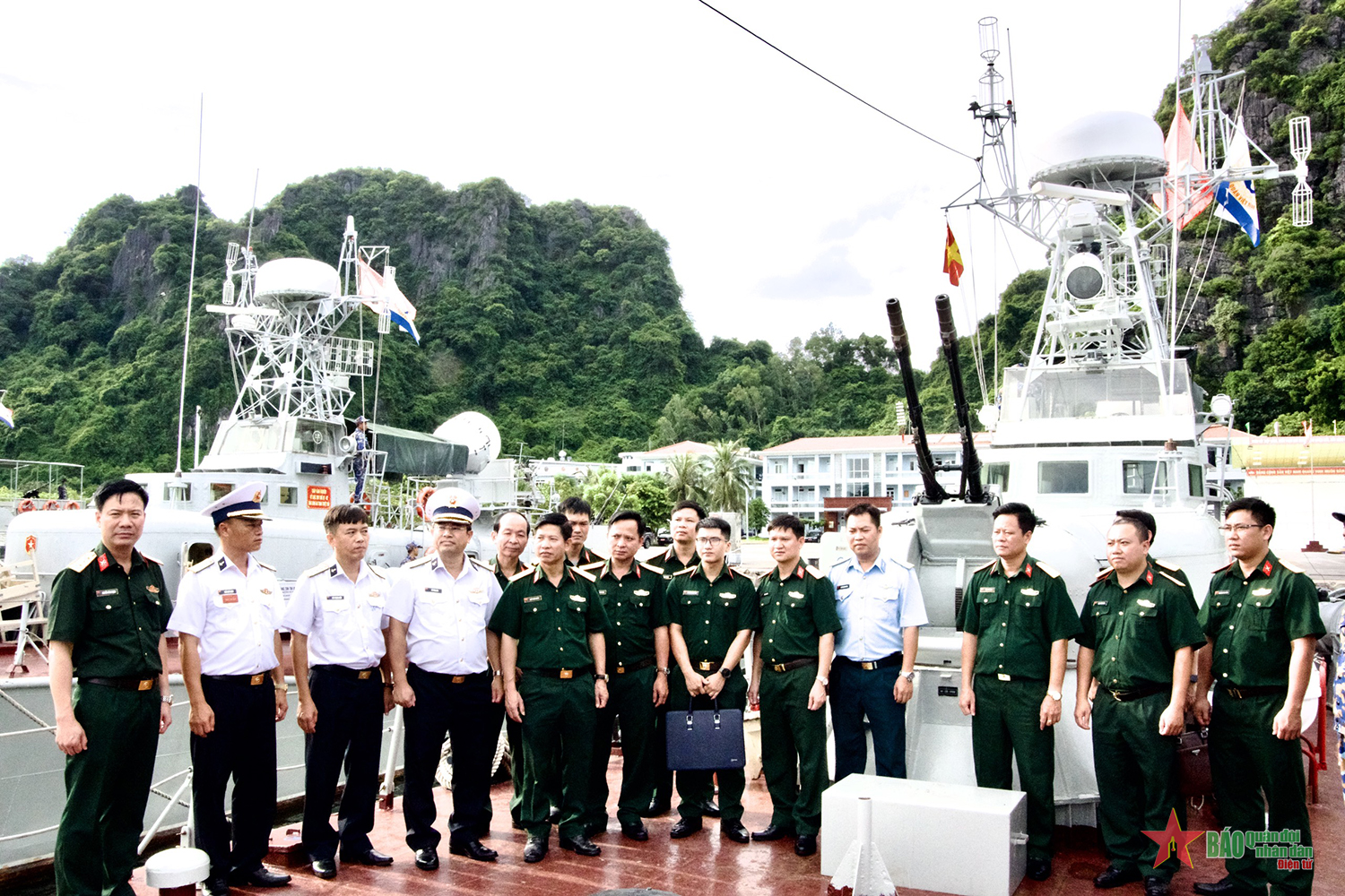Đoàn đại biểu dự hội nghị thông tin, tuyên truyền về biển, đảo thăm Lữ đoàn 170
​